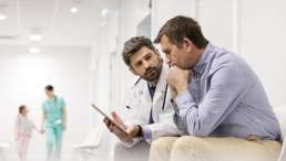 Arzt bespricht Patientenverfügung mit Ehemann