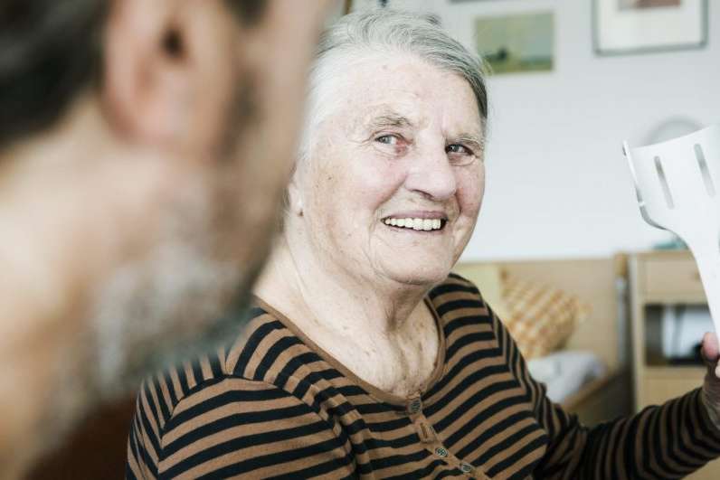 Seniorin in Betreuung