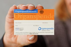 Organspendeausweis wird präsentiert